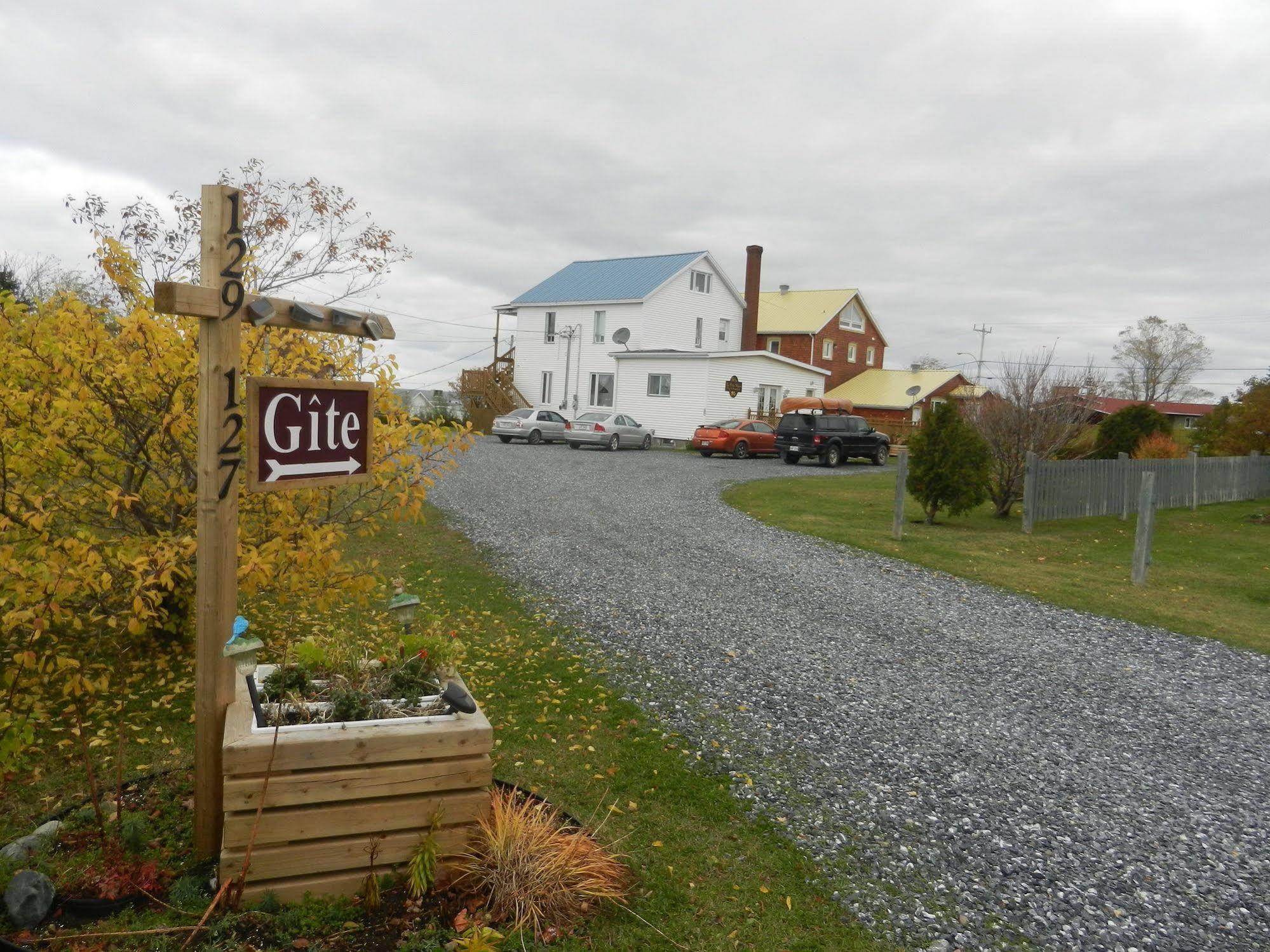 Gite La Ptite Falaise Hebergement Touristique Sainte Anne-des-Chênes Buitenkant foto